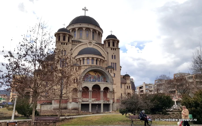 Catedrala din Deva, aflată în construcţie de peste un deceniu, va beneficia de sprijin de 300.000 de lei.