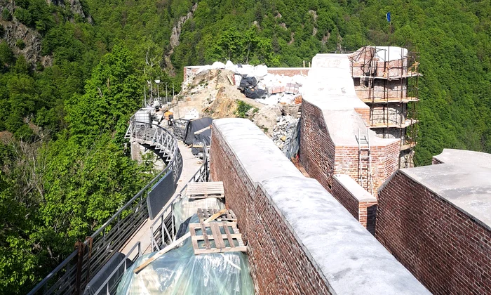 lucrari cetatea poenari foto cj arges jpeg