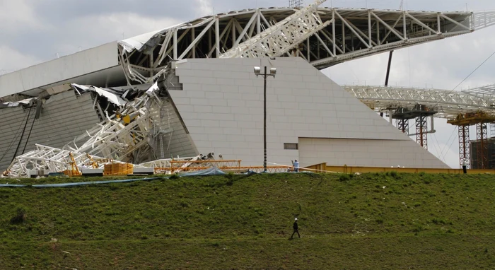 O macara s-a prăbuşit pe o parte a stadionului din Sao Paulo. FOTO: Reuters