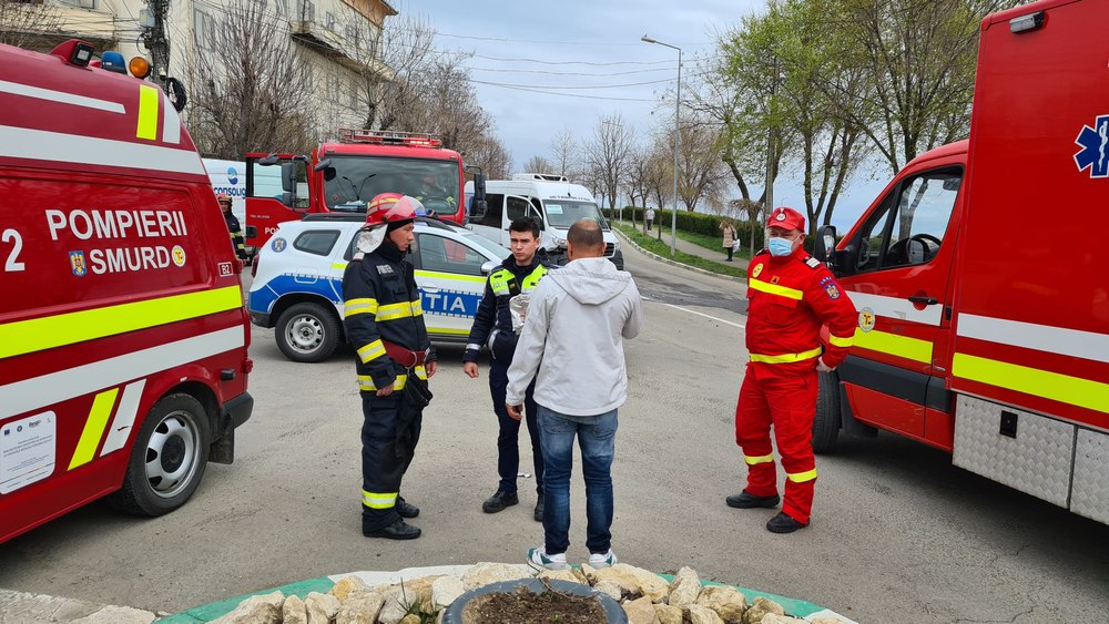 Microbuz în care se aflau 16 persoane, între care și cinci copii, ciocnit cu un autoturism. Planul Roșu activat la Techirghiol FOTO VIDEO