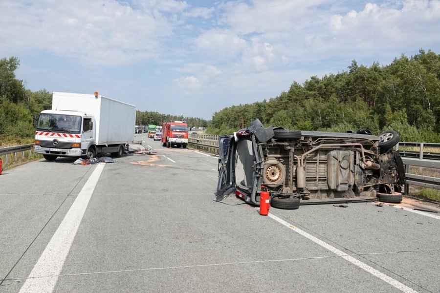 Un microbuz cu români s-a răsturnat pe o autostradă din Germania, după ce a lovit o autoutilitară a poliţiei. Opt persoane au fost rănite, patru dintre ele grav