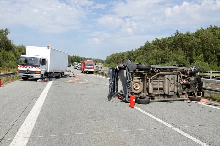 Opt români au fost răniţi după ce microbuzul s-a răsturnat. FOTO: tag24.de