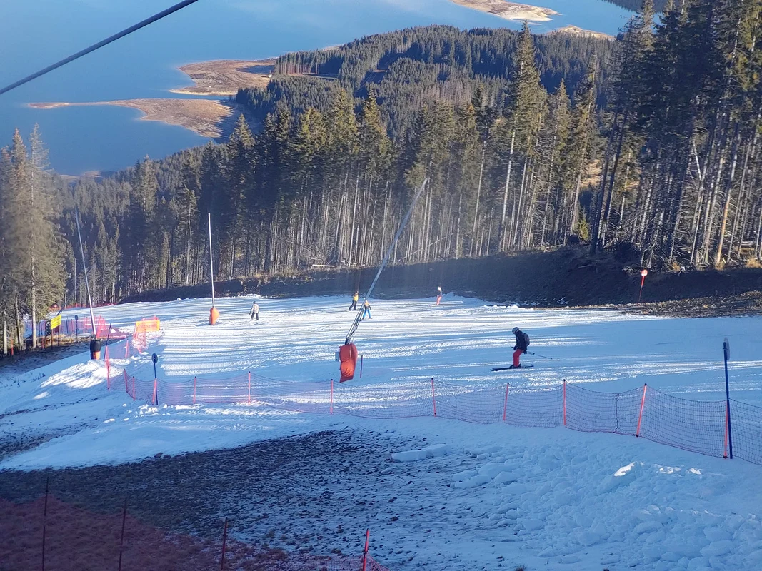 Pârtiile cu zăpadă artificială de la Transalpina Ski Voineasa din Vâlcea Foto Domeniul schiabil Transalpina jpg
