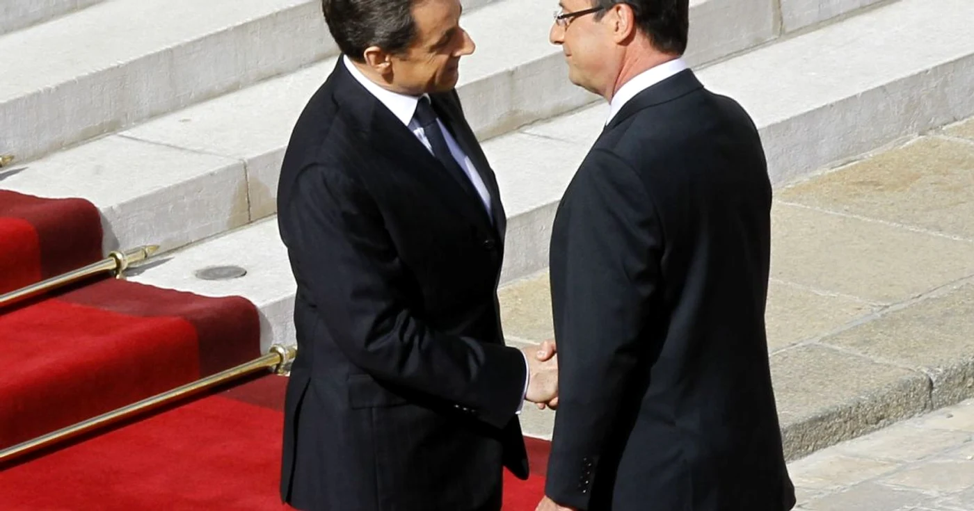 Fostul lider francez, Nicolas Sarkozy, şi succesorul său, François Hollande FOTO: Reuters