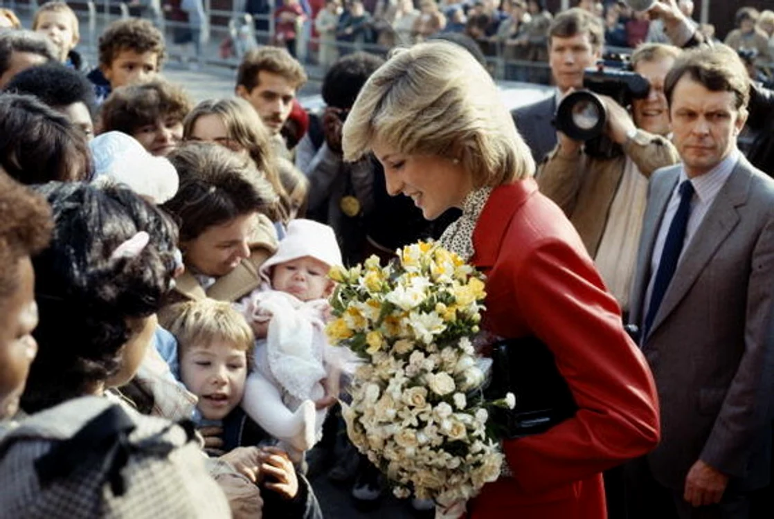 Diana era foarte plăcută de public, iar paparazzi se aflau în permanenţă pe urmele ei. uneori hărţuind-o. 