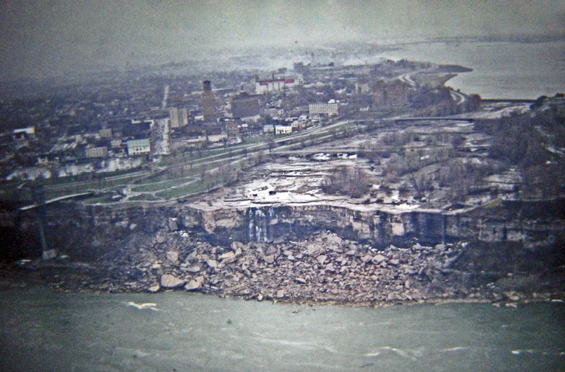 Cascada Niagara  a secat de două ori de-a lungul istoriei, odată natural, iar apoi artificial - imagine de colecţie din 1969 Foto mashable com