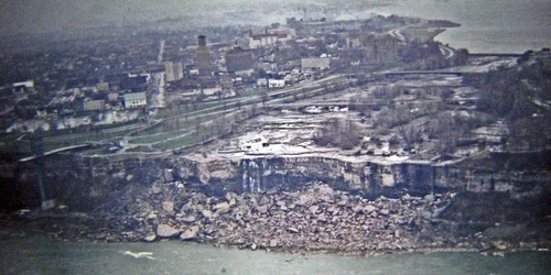 Cascada Niagara de pe partea americană a graniţei - secată artificial în 1969 Foto mashable com