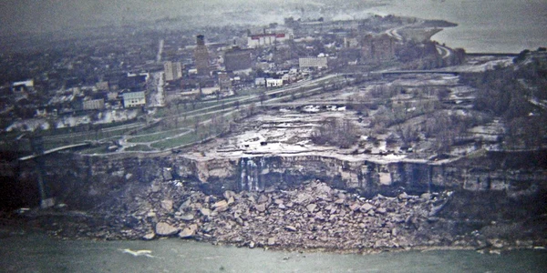 Cascada Niagara de pe partea americană a graniţei - secată artificial în 1969 Foto mashable com