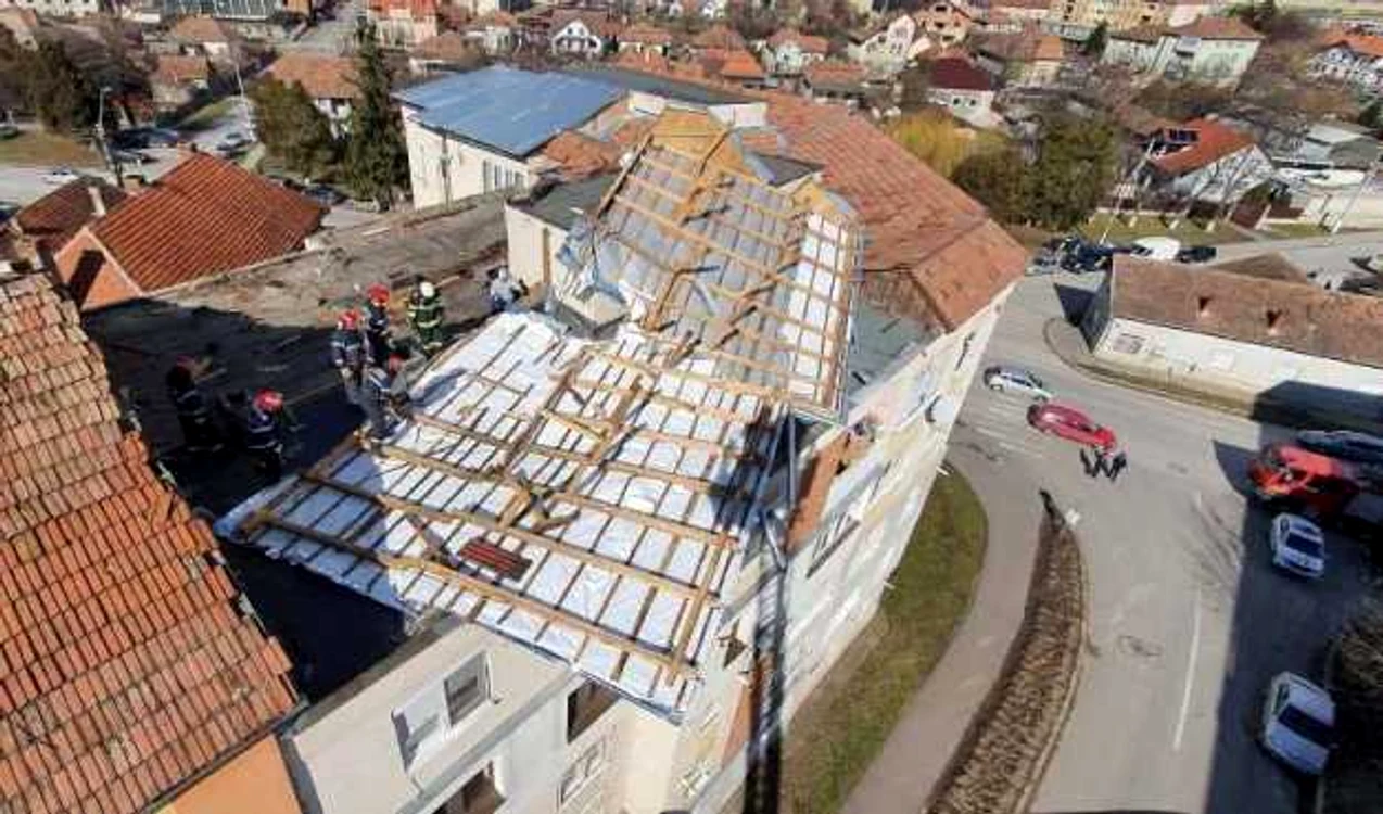 Acoperişul blocului a fost distrus parţial de vânt. Foto: ISU Alba
