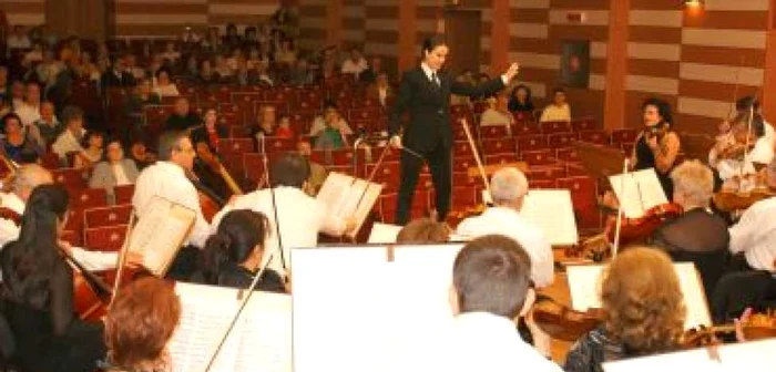 Craiova: Orchestra de cameră condusă de maestrul Octav Calleya cântă la Liceul de Artă