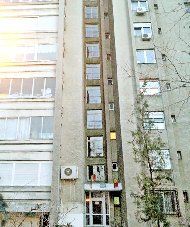 Foştii soţi Iulia şi Mihai Albu locuiesc în aceeaşi scară, în apartamente diferite