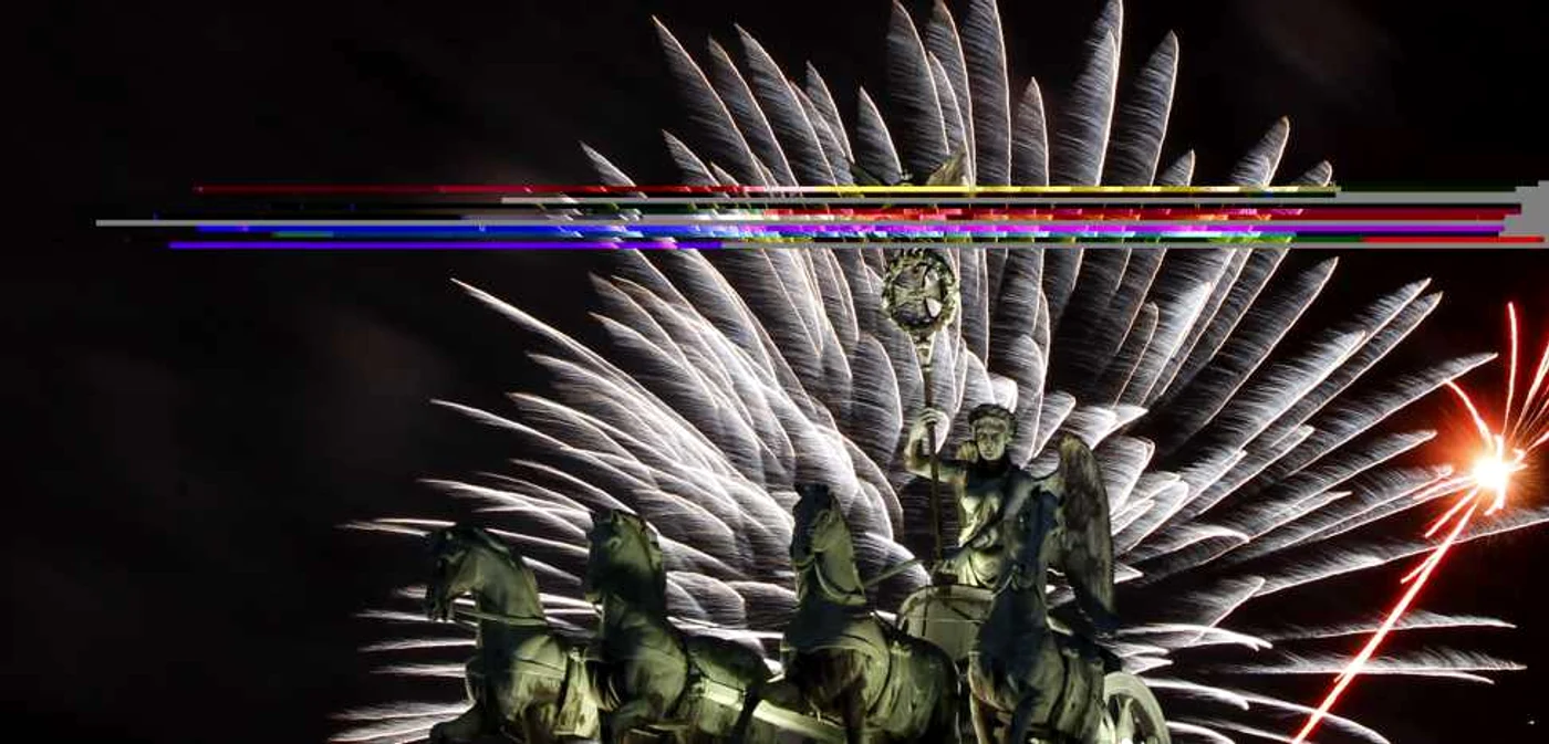 Sculptura de deasupra Porţii Brandenburg din Berlin luminată de un foc de artificii FOTO Reuters