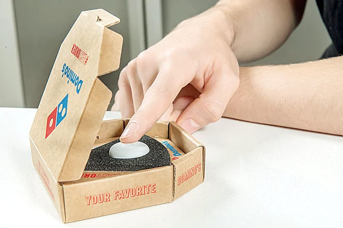 După ce e apăsat butonul, comanda se transmite automat