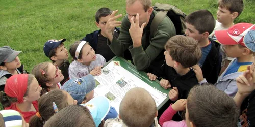 Drumeţie pe poteca tematică de la Râpa Roşie. Foto: Asociaţia „Ecouri Verzi“.