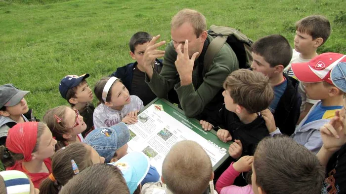 Drumeţie pe poteca tematică de la Râpa Roşie. Foto: Asociaţia „Ecouri Verzi“.