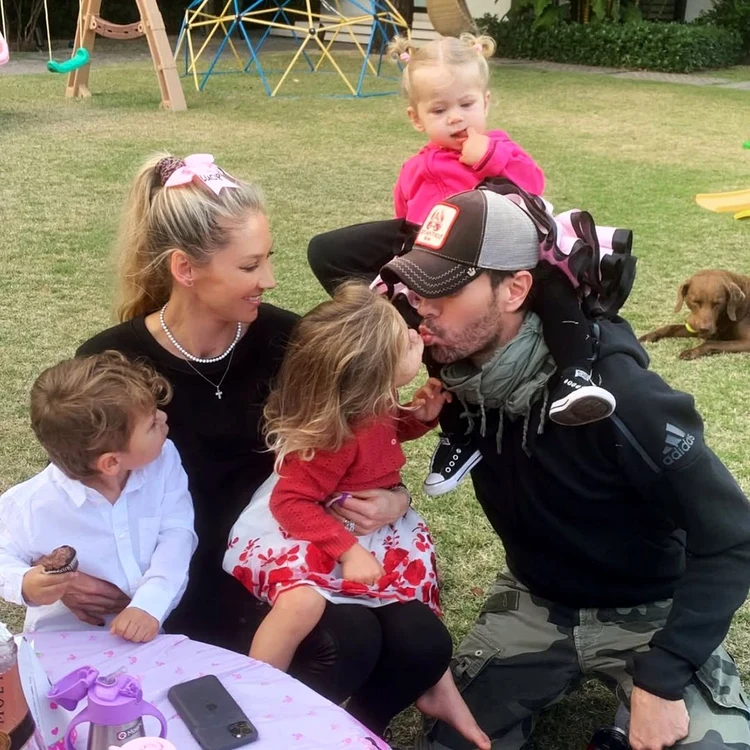 Anna Kournikova și Enrique Iglesias sunt niște părinți fericiți (Foto: Instagram)