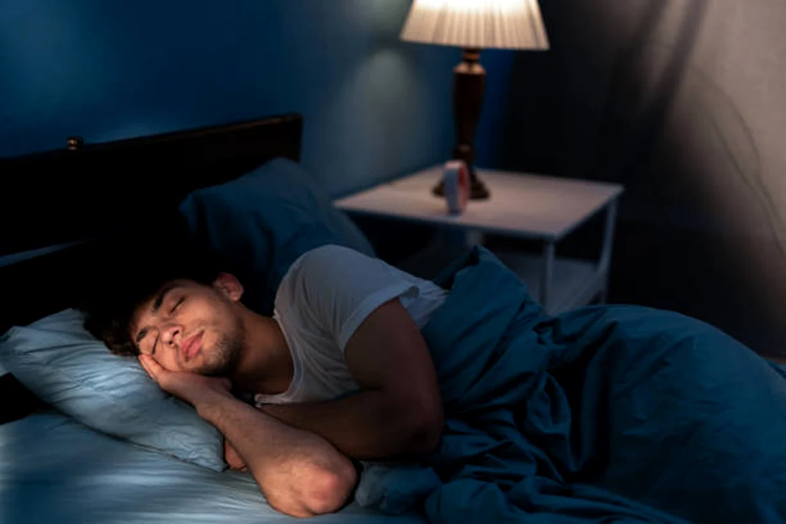 Lumina aprinsă poate afecta calitatea somnului / foto: IStock