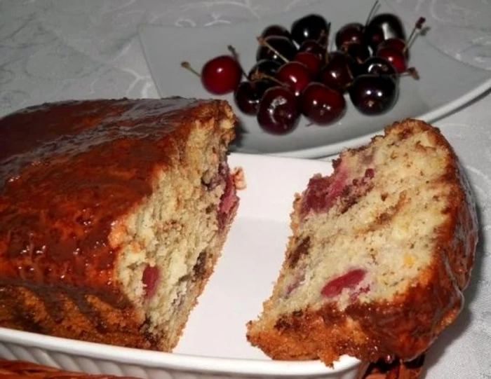 Pandişpan cu cireşe şi ciocolată