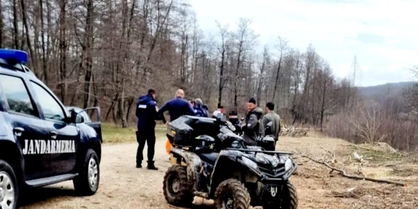 Plimbări ilegale cu ATV-ul, în Ocolul Silvic Sturzeni. FOTO IJJ Dâmbovița