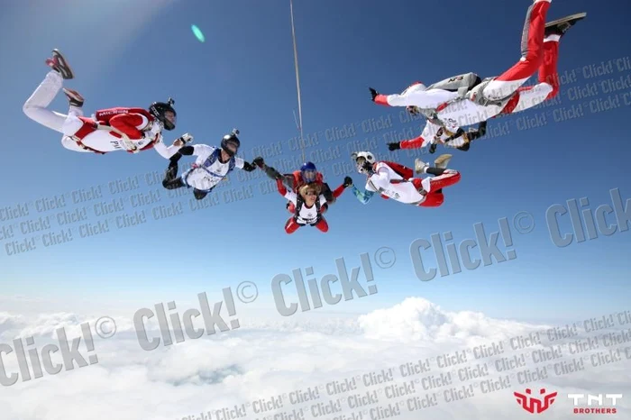 Elena Udrea a sărit cu paraşuta de 1 Mai.