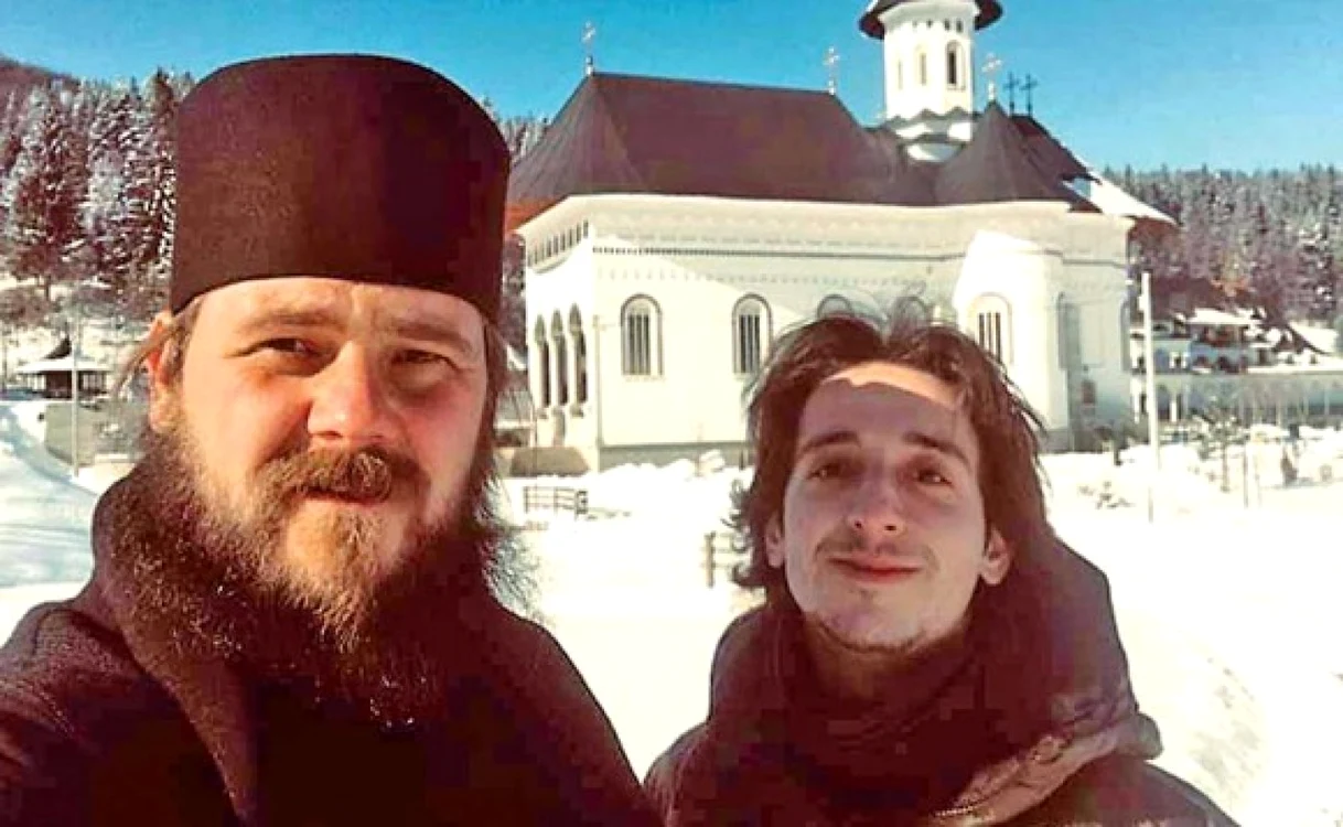 Actorul (stânga) este de aproape doi ani la Mănăstirea Sihăstria Putnei. Aici, alături de Andrei Dumitrescu