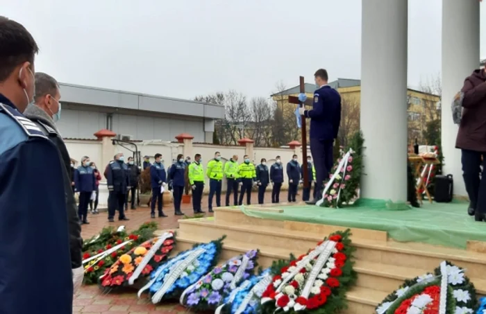 Zeci de poliţişti şi-au condus colegul pe ultimul drum FOTO-VIDEO Mirela Ogea