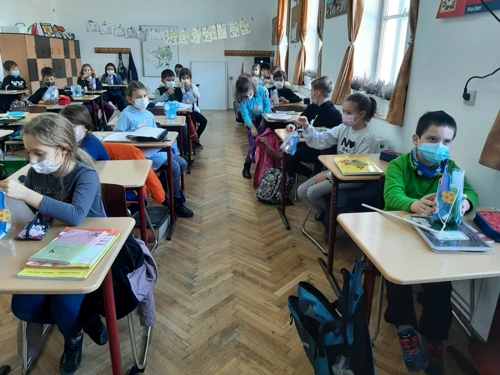 Din 9 martie, elevii nu mai sunt obligaţi să poarte măştile în sala de clasă, ceea ce-i îngrijorează pe părinţii copiilor vulnerabili FOTO: Ioan Buciumar