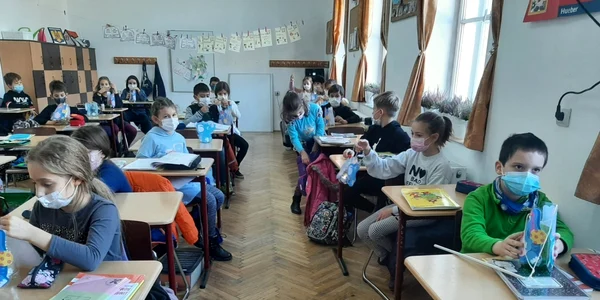 Elevii Liceului Johannes Honterus au făcut lampioane de Sfântul Martin FOTO Ioan Buciumar