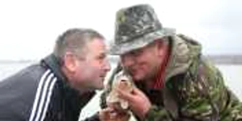 Peştii prinşi în undiţă au fost apoi eliberaţi în baltă. Foto: Bogdan Crăciun 