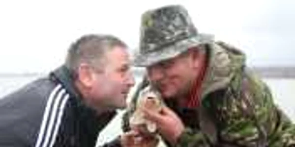 Peştii prinşi în undiţă au fost apoi eliberaţi în baltă. Foto: Bogdan Crăciun 