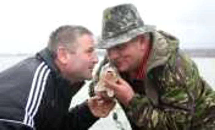 Peştii prinşi în undiţă au fost apoi eliberaţi în baltă. Foto: Bogdan Crăciun