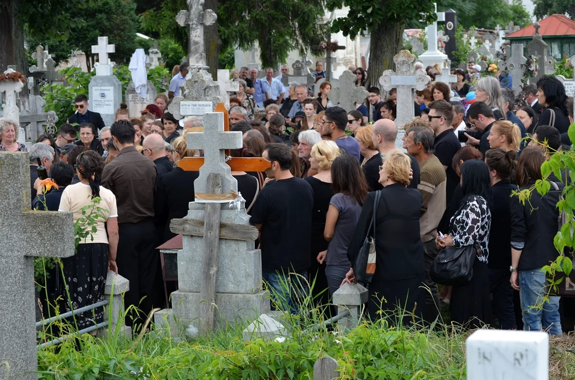 Sute de persoane, prezente la înmormântare