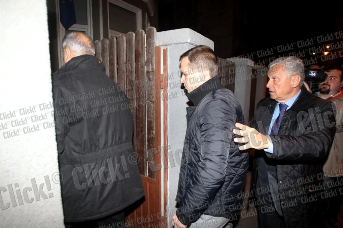 Adrian Năstase s-a predat luni seară la Secţia 2 Poliţie pentru a fi încarcerat (Foto: Pappics)