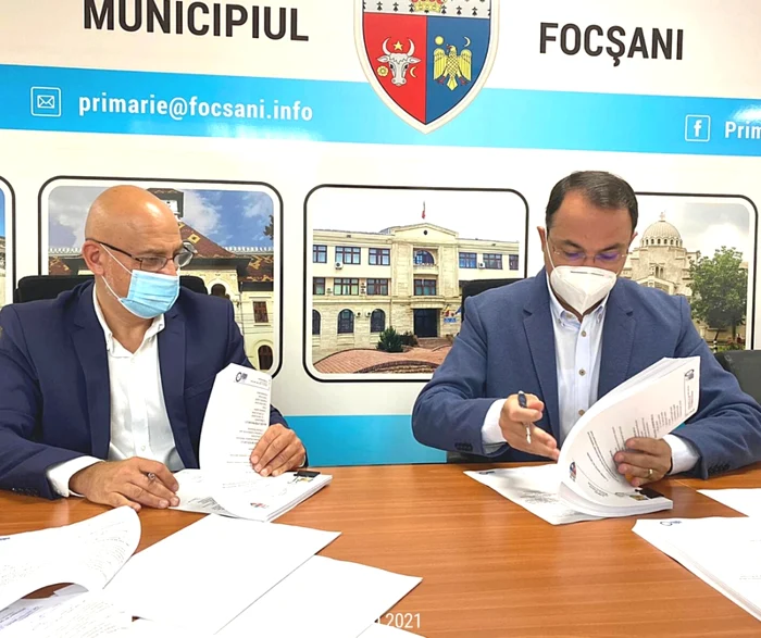 Contractul a fost semnat la Primăria Focşani FOTO: Primăria Focşani