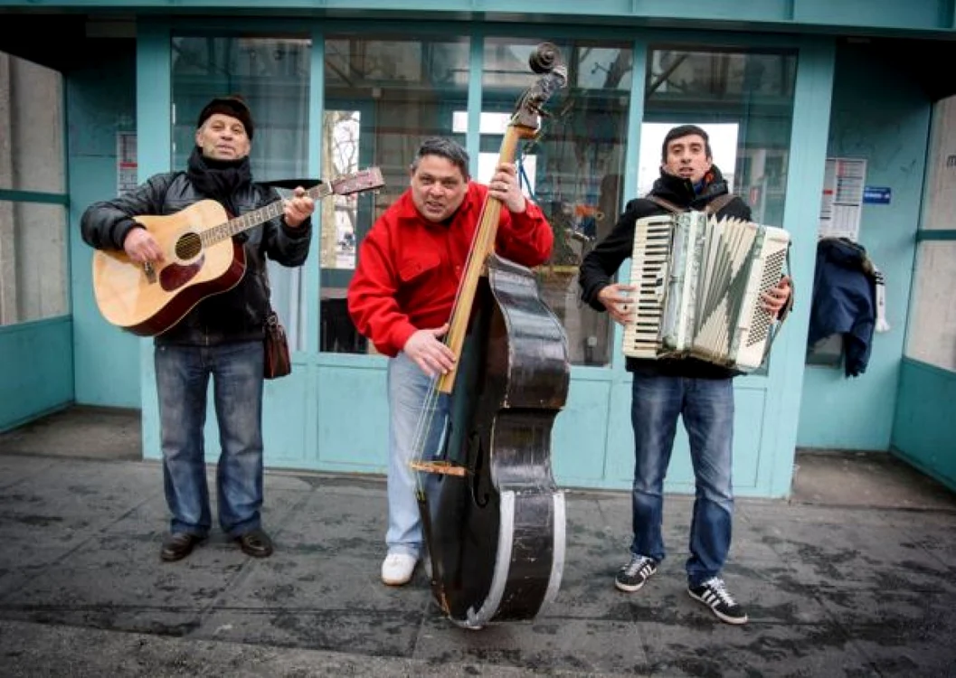 Cei trei lăutari sunt din Buzău   Foto Tribune de Geneve