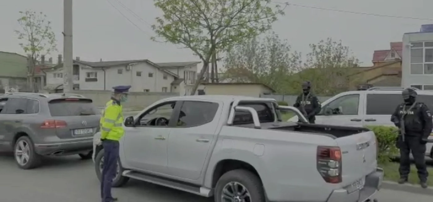 Polițistul trage pe dreapta un șofer pentru a-l verifica, sub atenta supraveghere a colegilor mascațiCaptură: IGPR