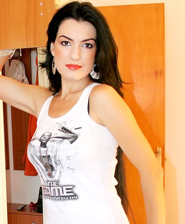 Silvia a revenit în ţară cu mâinile şi picioarele pline de zgârieturi