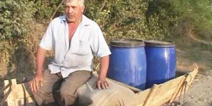 Locuitorii din comuna Perieni merg câţiva kilometri pentru a umple mai multe găleţi şi butoaie cu apă