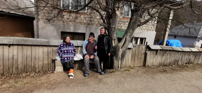La sate oamenii încă mai stau la poartă pe băncuță FOTO Angela Sabău