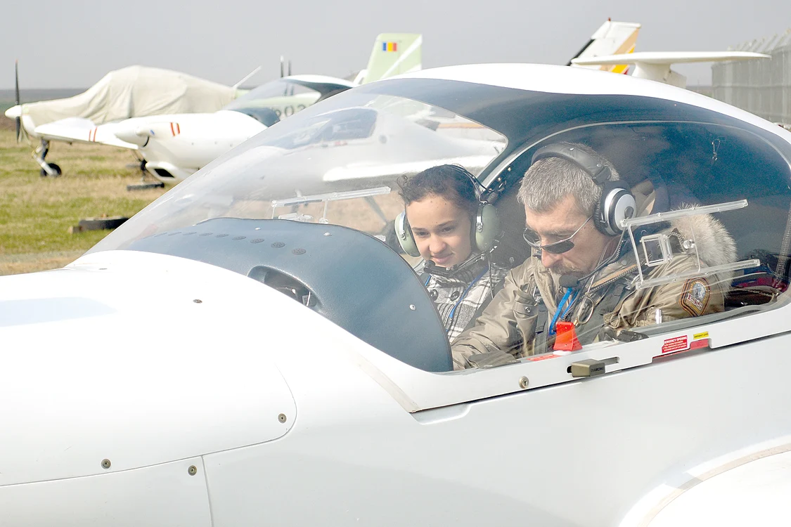
    Adolescenta s-a plimbat cu  un avion uşor deasupra  litoralului Mării Negre  