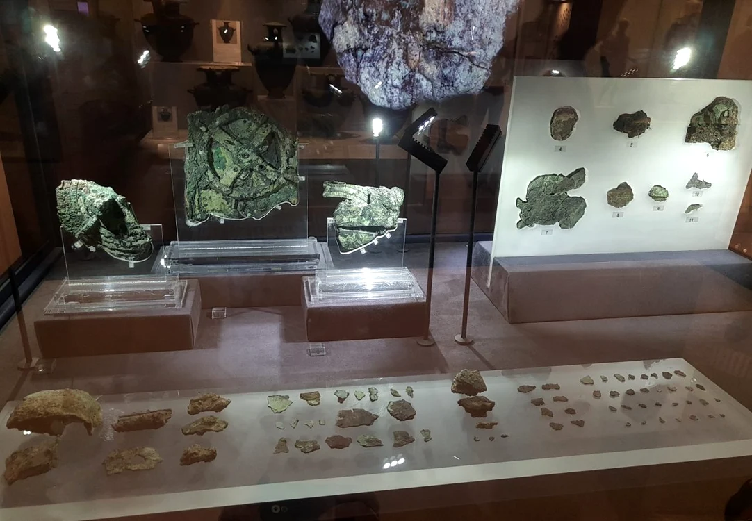 Mecanismul de la Antikythera, expus la Muzeul Național de Arheologie din Atena 
