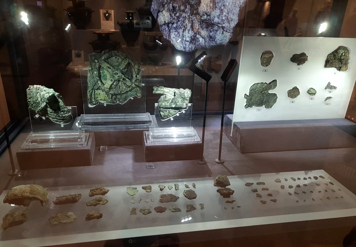 Mecanismul de la Antikythera, expus la Muzeul Național de Arheologie din Atena (foto: Historia)