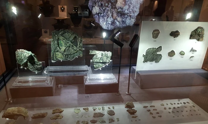 Mecanismul de la Antikythera, expus la Muzeul Național de Arheologie din Atena (foto: Historia)