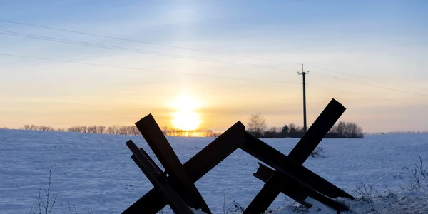 Iarna pe frontul din Ucraina = zapada - Barieră antitanc pentru a bloca ofensiva rusă în Ucraina FOTO Profimedia