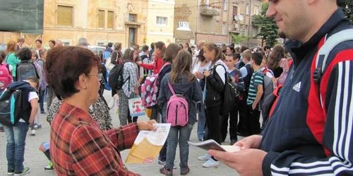 Părinţii au studiat pliantele oferite de Asociaţia Secular-Umanistă Foto