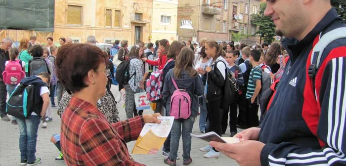 Părinţii au studiat pliantele oferite de Asociaţia Secular-Umanistă Foto