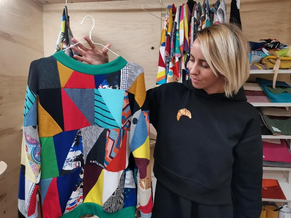 Simona Vegh ne prezintă hainele din magazin FOTO Ş.Both