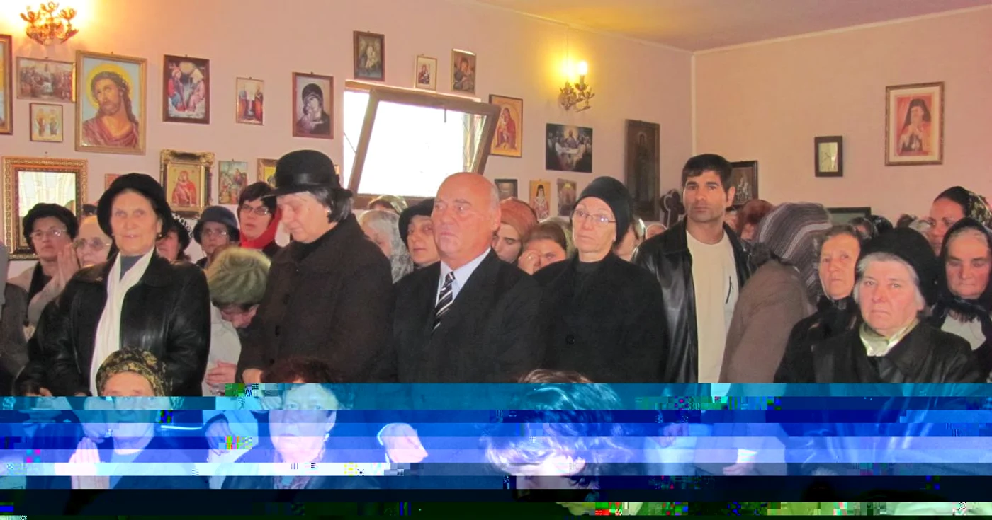 Viceprimarul Picu Şişman, alături de credincioşii care au participat la slujbă