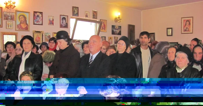 Viceprimarul Picu Şişman, alături de credincioşii care au participat la slujbă