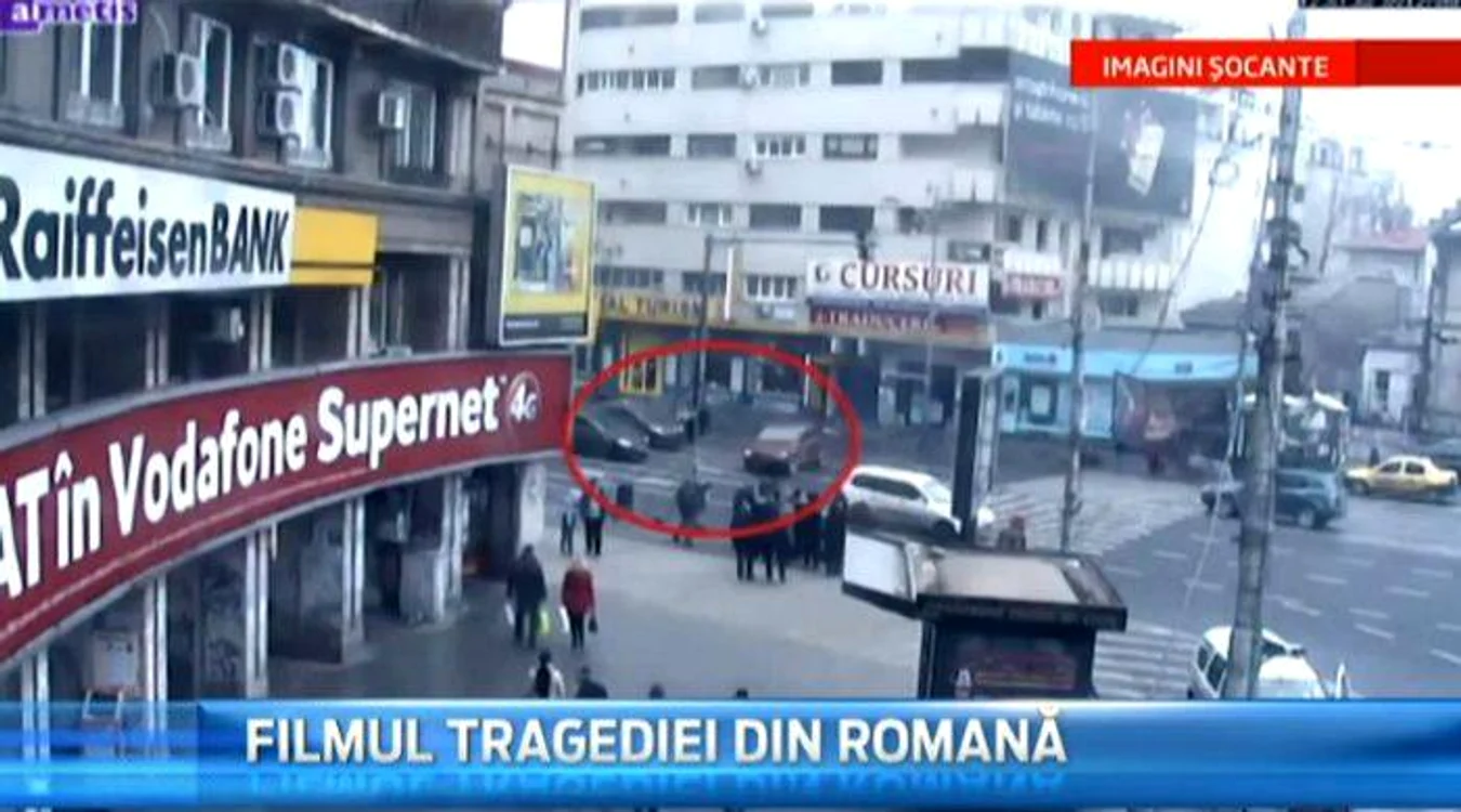 După ce a lovit femeia de pe trecerea de pietoni, Dacia s-a izbit nimicitor de două maşini staţionate 